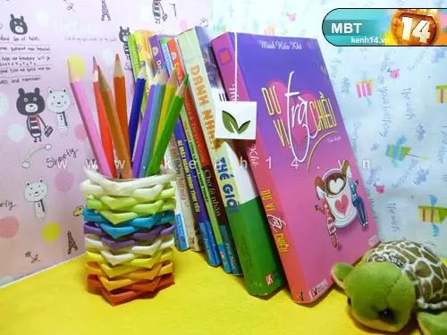 Plastic straws can be used to make pen or pencil holders.