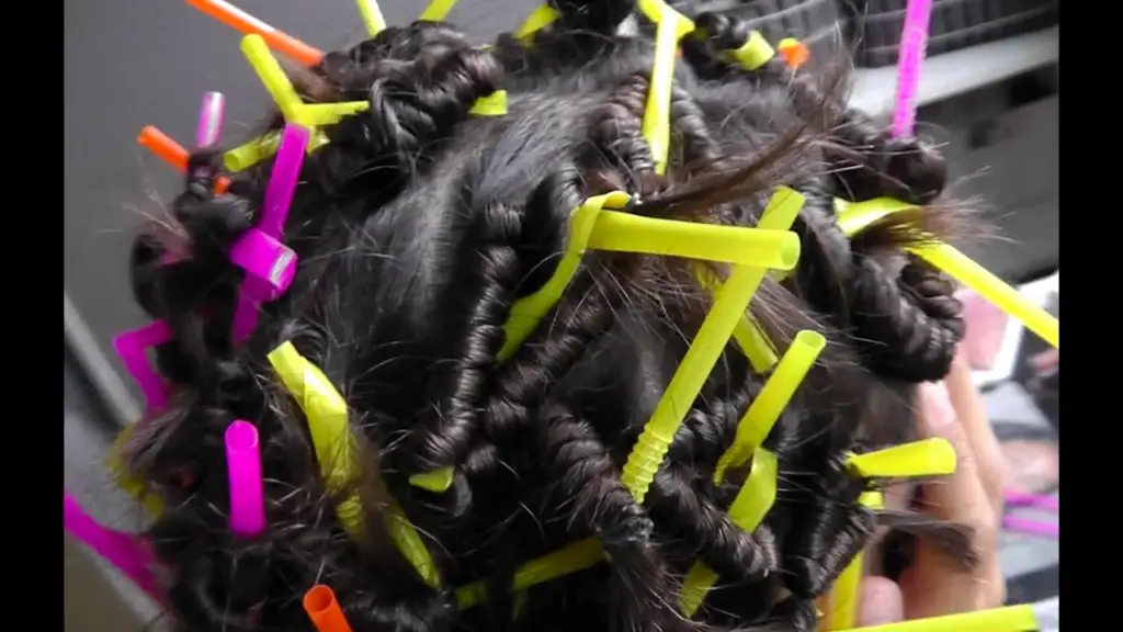 This image shows that a plastic straw can be used to curl hair.